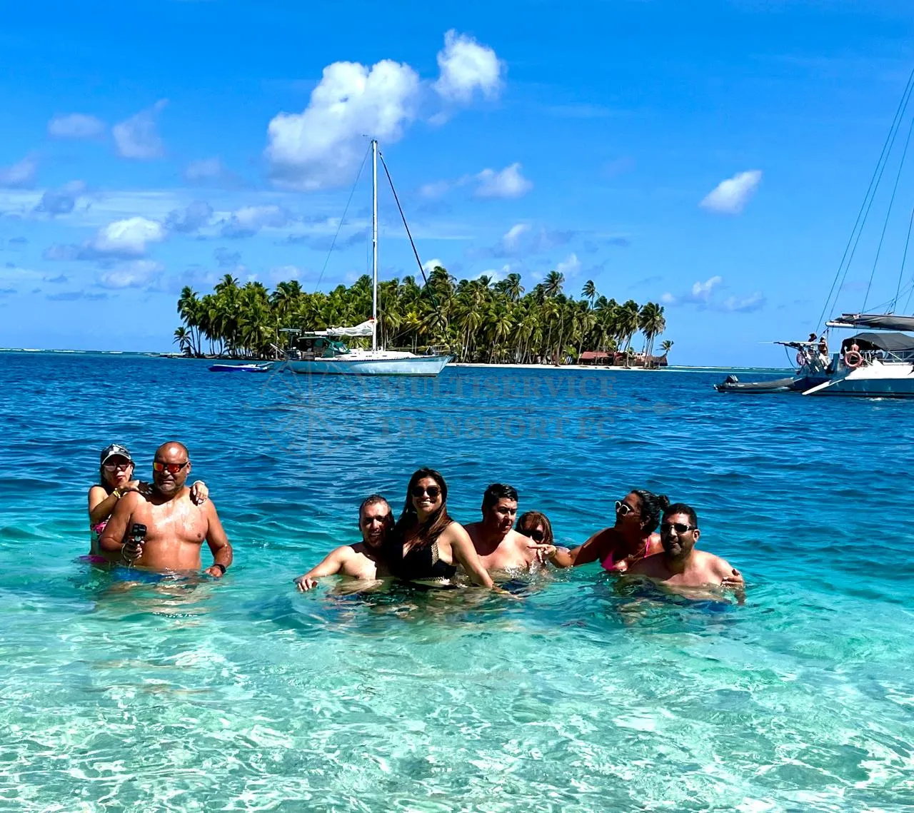 Playa paradisíaca en San Blas, Panamá, con aguas cristalinas.