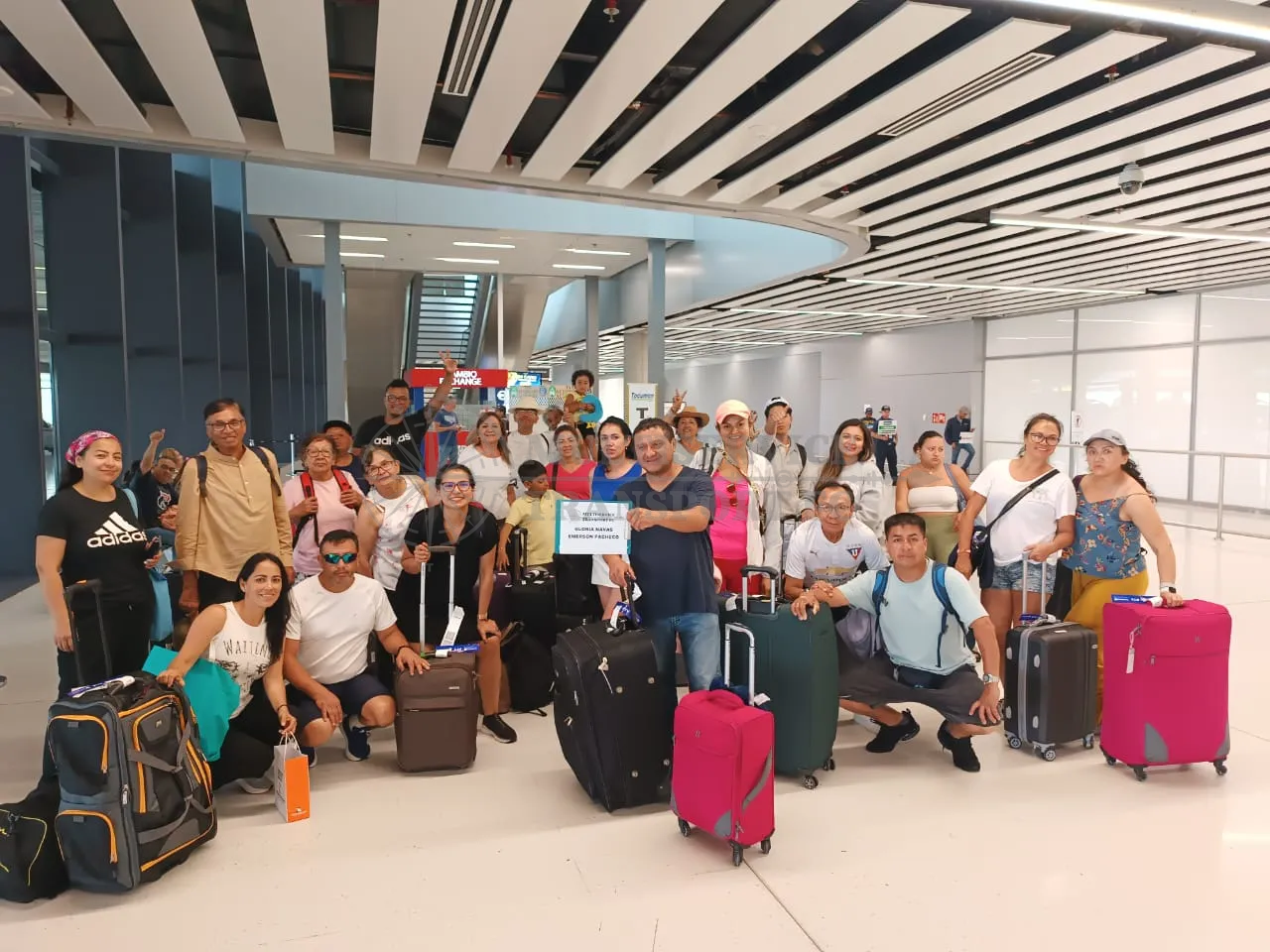 Vehículo tipo van esperando pasajeros en el aeropuerto de Tocumen.